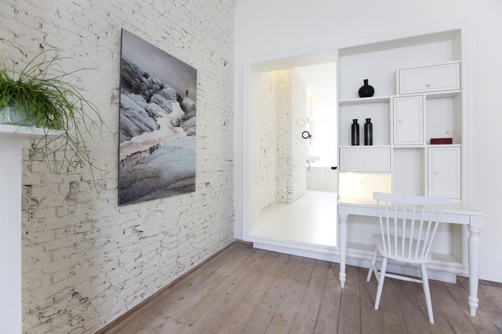 Maison Nationale City Flats & Suites Antwerpen Phòng bức ảnh Interior of a house with a wall paneling