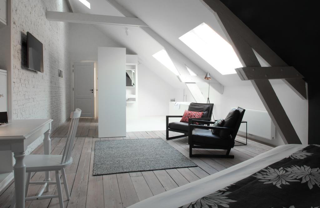 Maison Nationale City Flats & Suites Antwerpen Phòng bức ảnh A room in the attic of a house