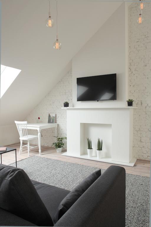 Maison Nationale City Flats & Suites Antwerpen Phòng bức ảnh A flat screen television mounted on a wall