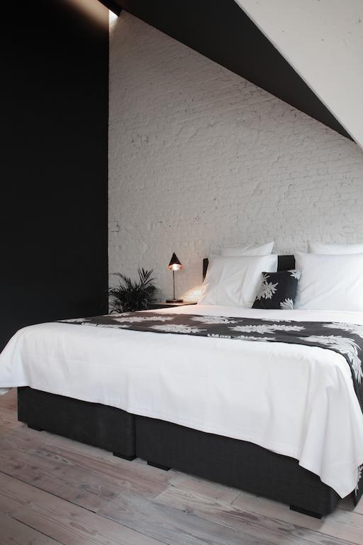 Maison Nationale City Flats & Suites Antwerpen Phòng bức ảnh A bedroom at the hotel
