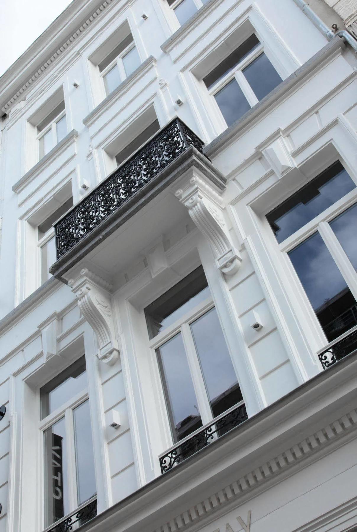 Maison Nationale City Flats & Suites Antwerpen Ngoại thất bức ảnh The balcony of the house at 1006 Amsterdam, where the Beatles stayed during their visit to the Netherlands