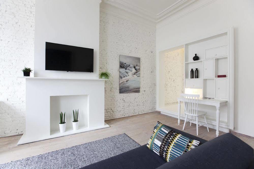 Maison Nationale City Flats & Suites Antwerpen Ngoại thất bức ảnh A living room with a flat screen television